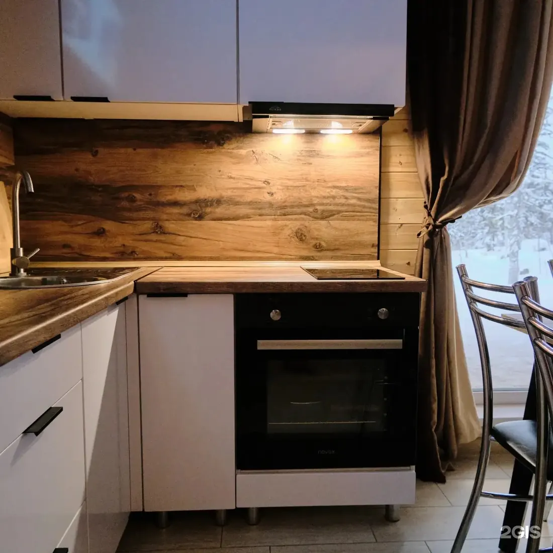 Кухня с индукционной плитой и духовым шкафом